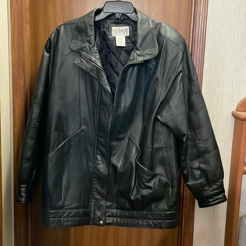 Men's LIZ BAKER ESSENTIALS black leather jacket. Size M